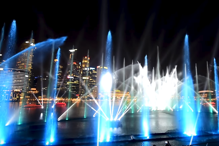 シンガポールの観光スポット マリーナベイサンズの光と水のショーを正面から見る