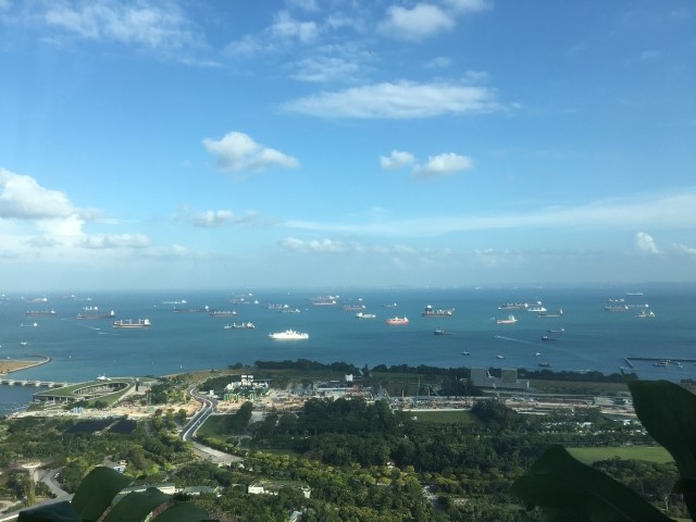 シンガポール湾のタンカー群