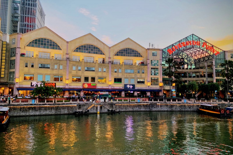 シンガポール川の対岸クラークキー側からみたジャンボシーフードリバーサイドポイント店