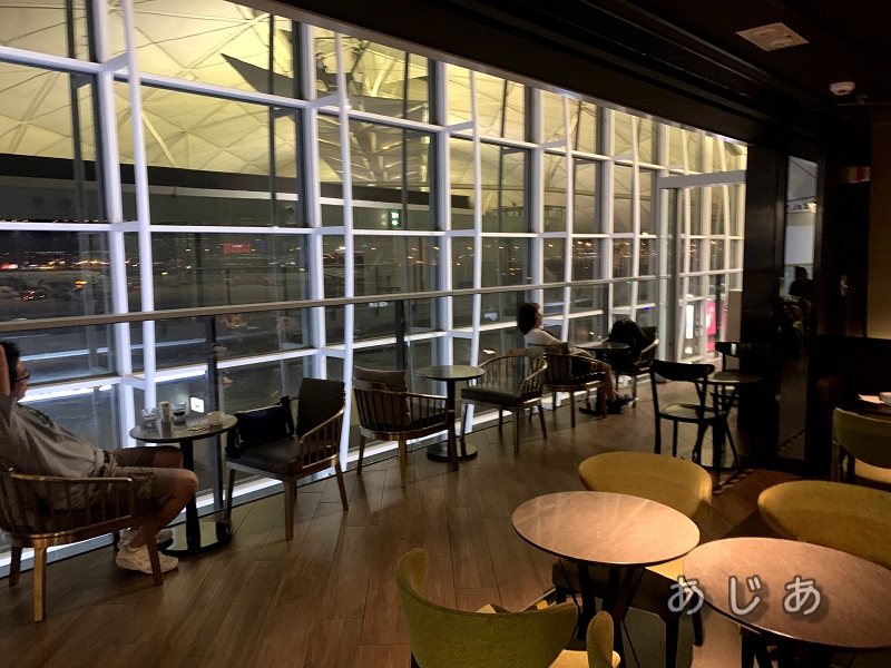 PLAZA PREMIUM LOUNGE（ターミナル1/ゲート40）の大きな窓