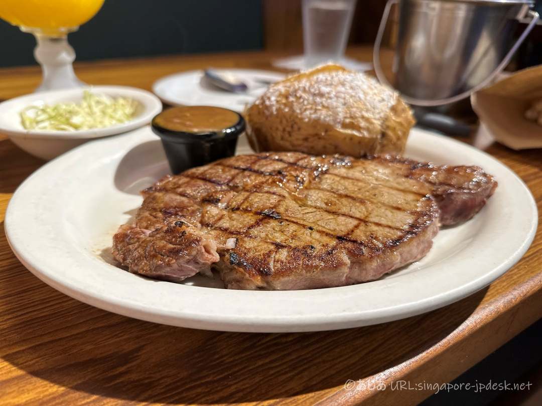 オカダマニラのレストランで提供されるステーキ