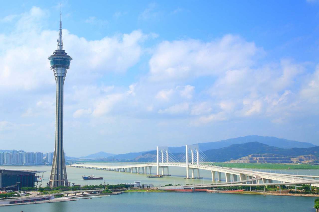 日中のマカオタワーと青空