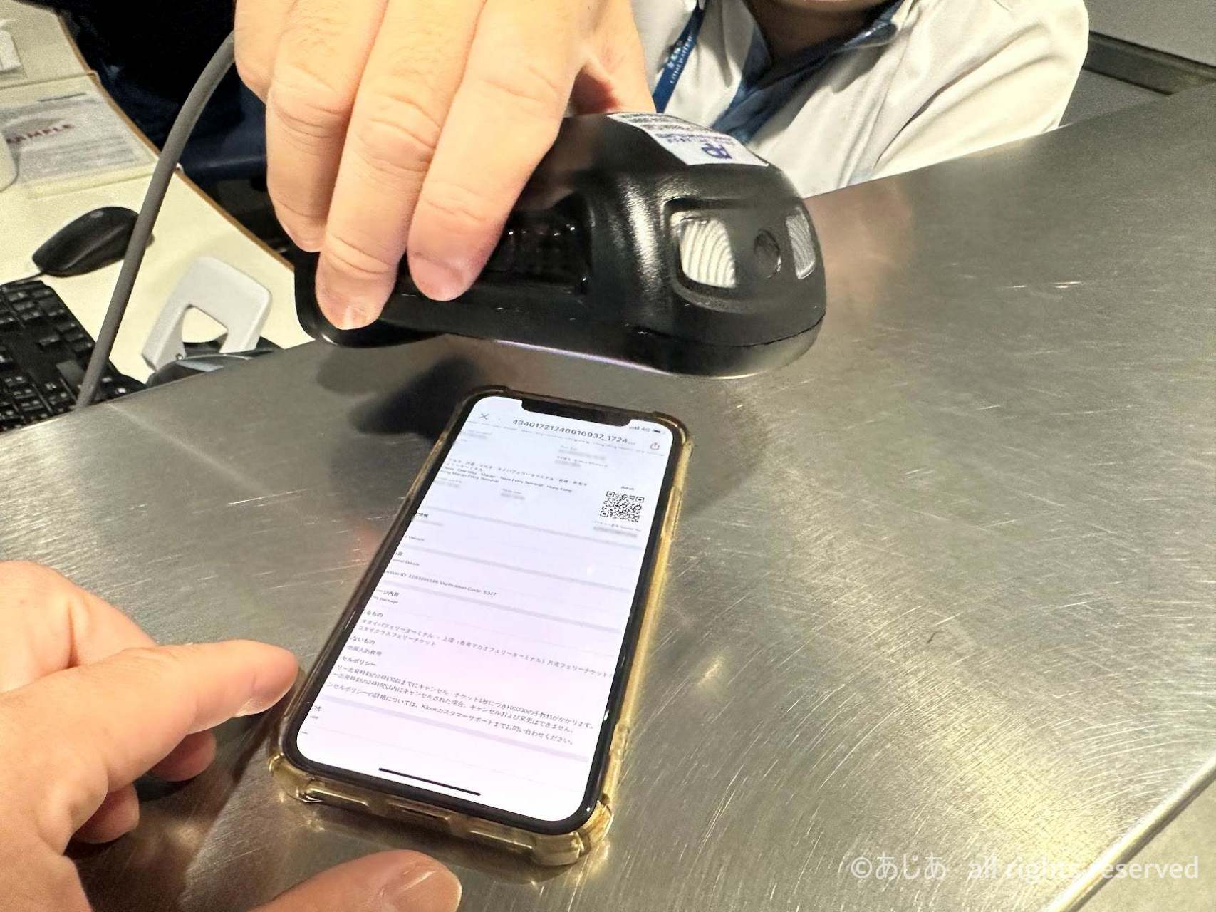 高速フェリーのエントランスでKlookのバウチャーのQRコードをスキャンしてチケットの発行をうける