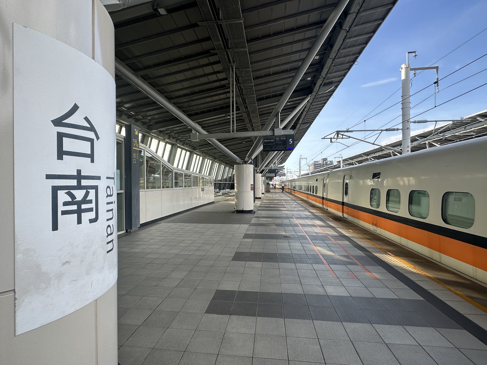 台湾新幹線（台湾高速鉄道）の台南駅のプラットホーム