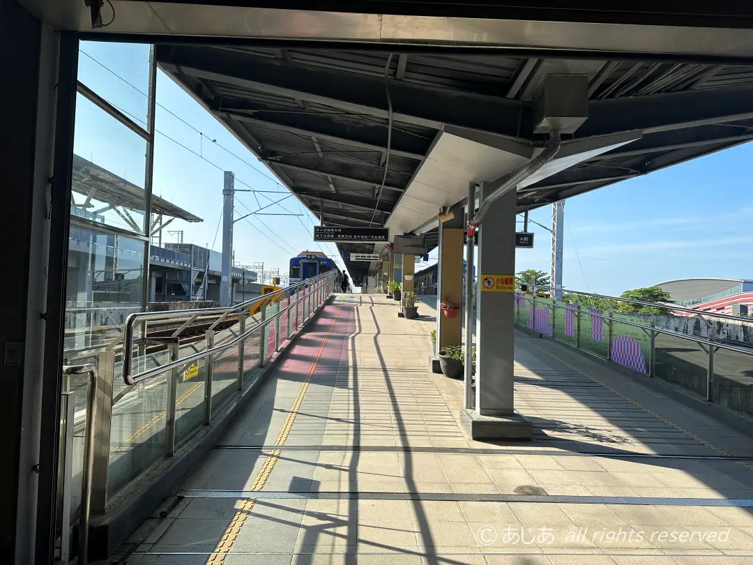 沙崙駅のプラットホームへの通り