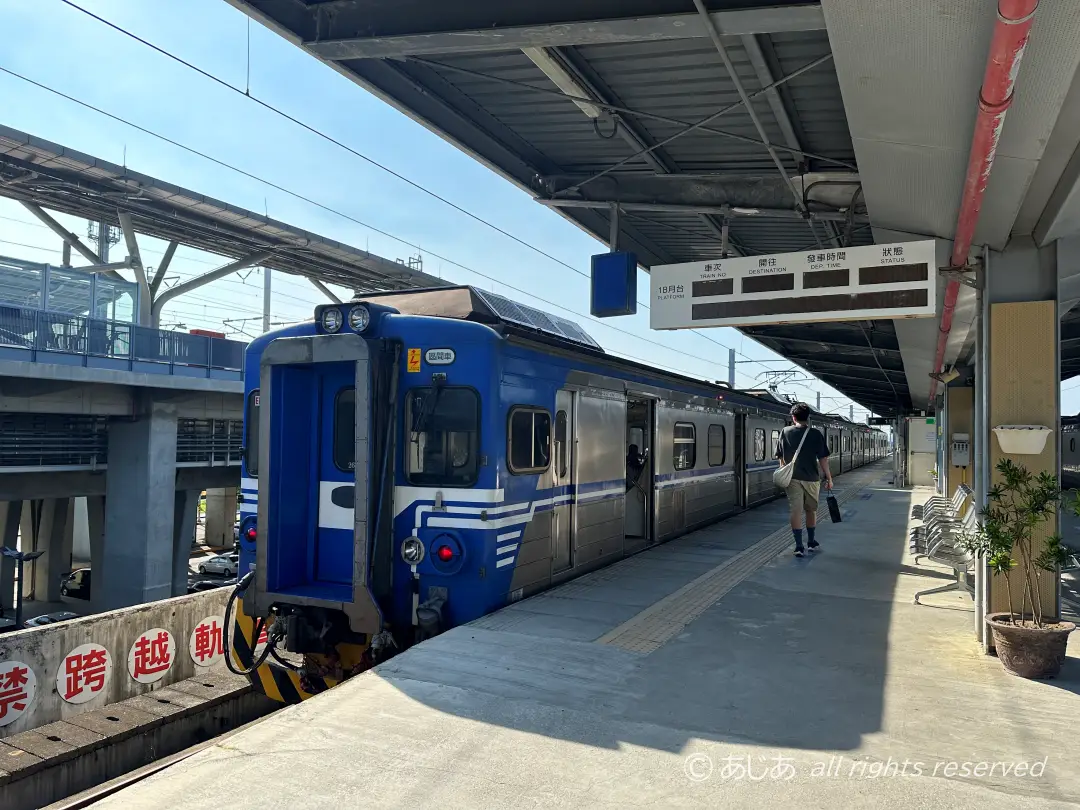 沙崙駅に停まるTRAの青い電車