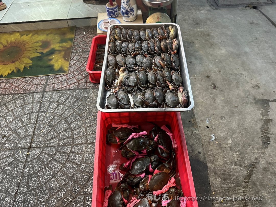 ベトナムホーチミンのミシュランThúy 94 Cũの店頭に並ぶ蟹