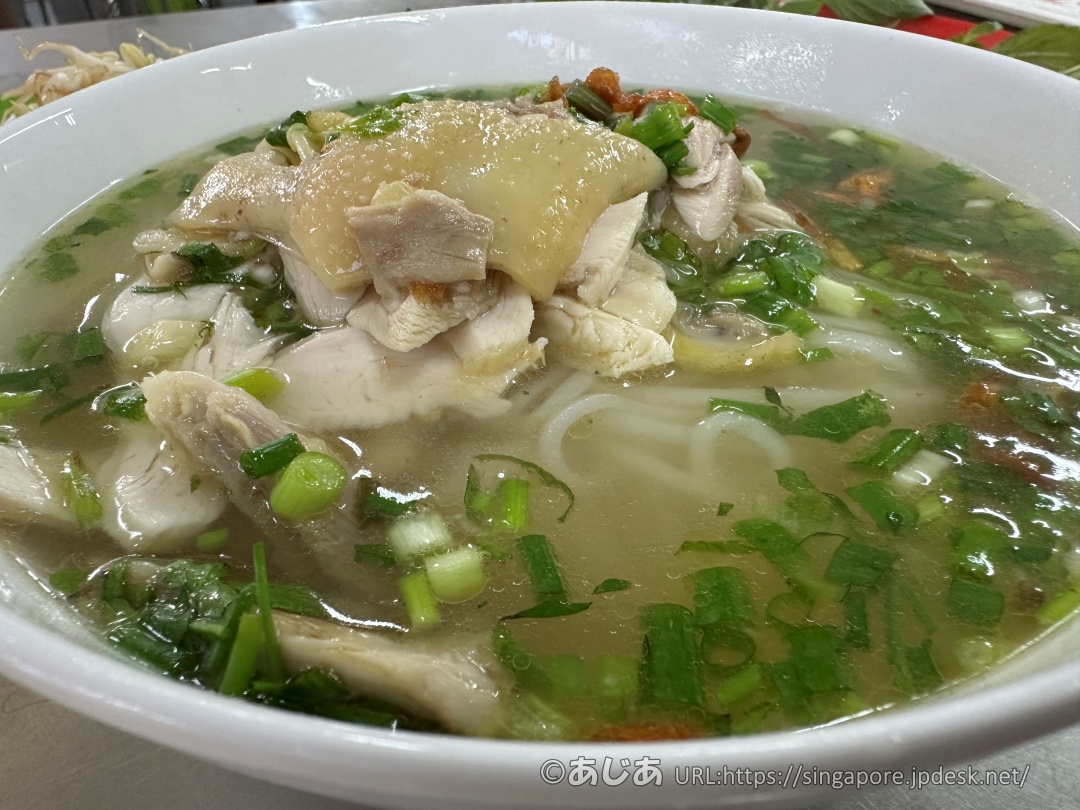 ミシュラン受賞店ミェン ガー キードンのチキンフォーの黄金のスープ