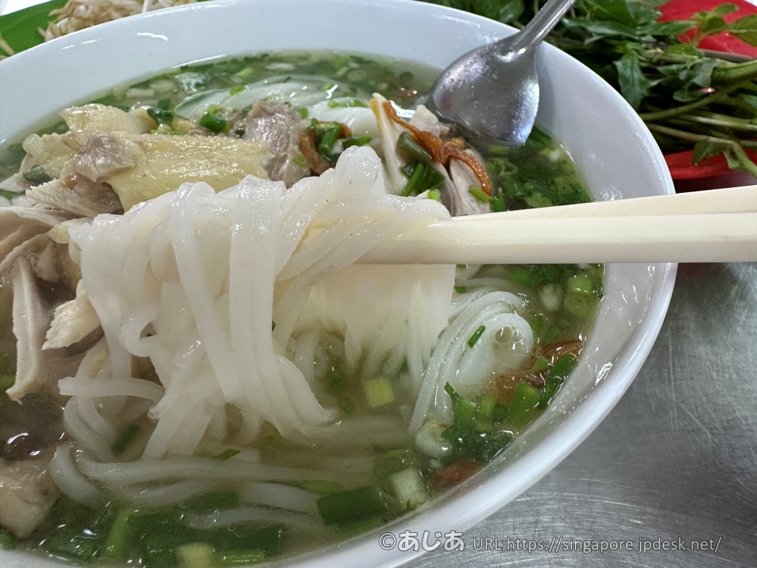 ミシュラン受賞店ミェン ガー キードンのチキンフォーのフォー（米粉麺）