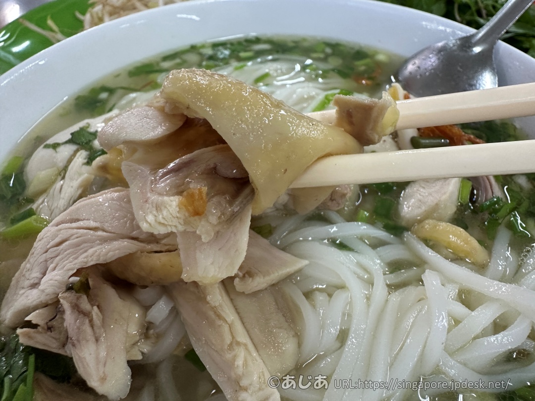 ミシュラン受賞店ミェン ガー キードンのチキンフォーの柔らかチキン
