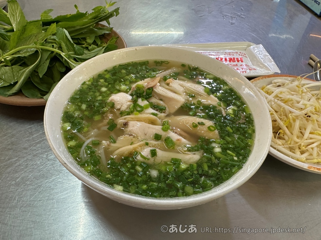ホーチミンのミシュラン掲載店フォー フン ビンのネギたっぷりのチキンフォー