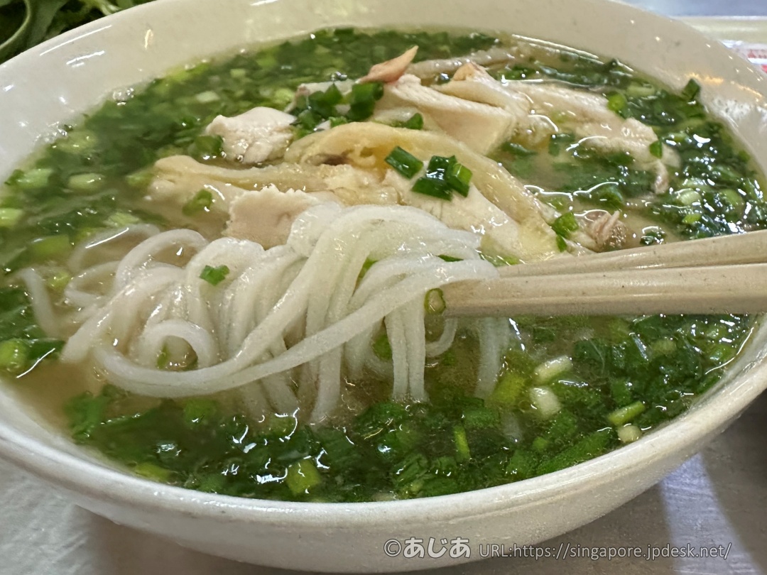 ホーチミンのミシュラン掲載店フォー フン ビンのチキンフォーの米粉麺（フォー）