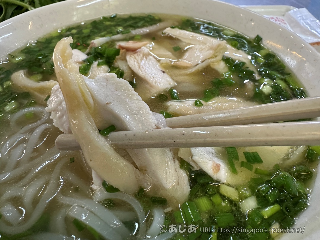 ホーチミンのミシュラン掲載店フォー フン ビンのチキンフォーのチキン