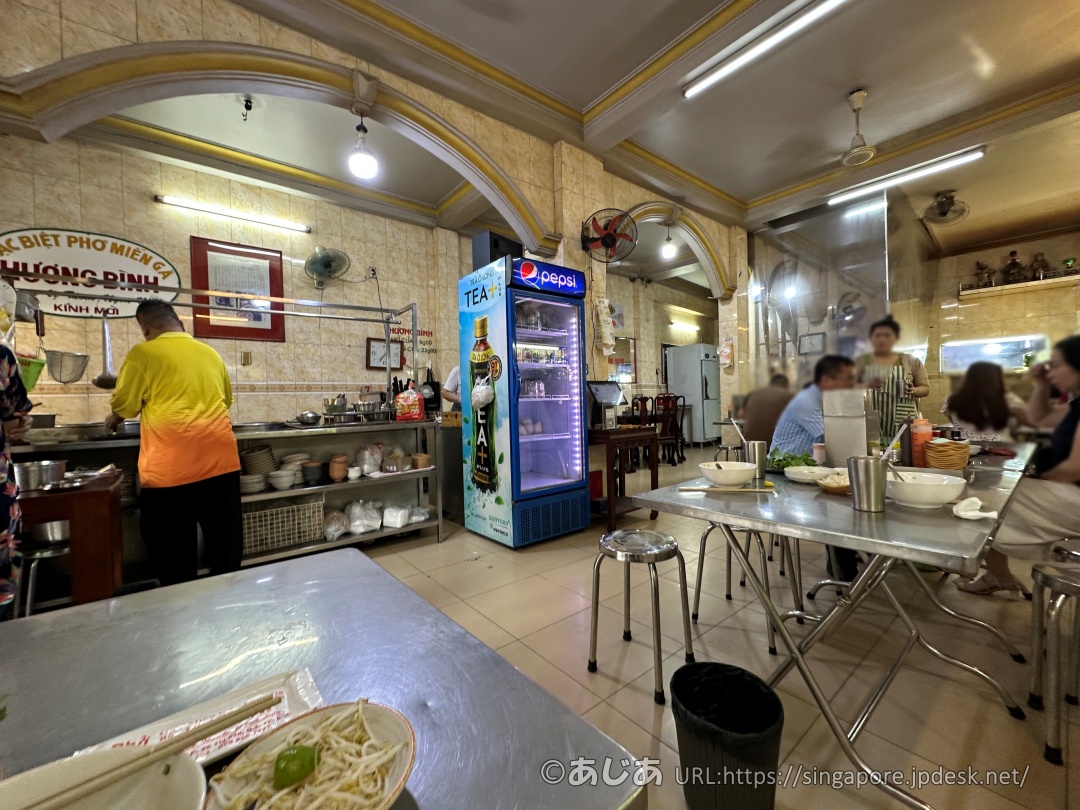 ミシュラン掲載店フォー フン ビンで注文を取るスタッフ