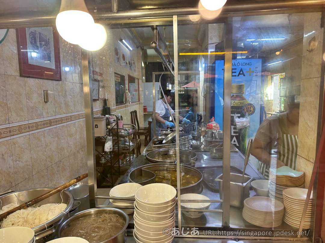 ホーチミンのミシュラン掲載店フォー フン ビンのオープンキッチン