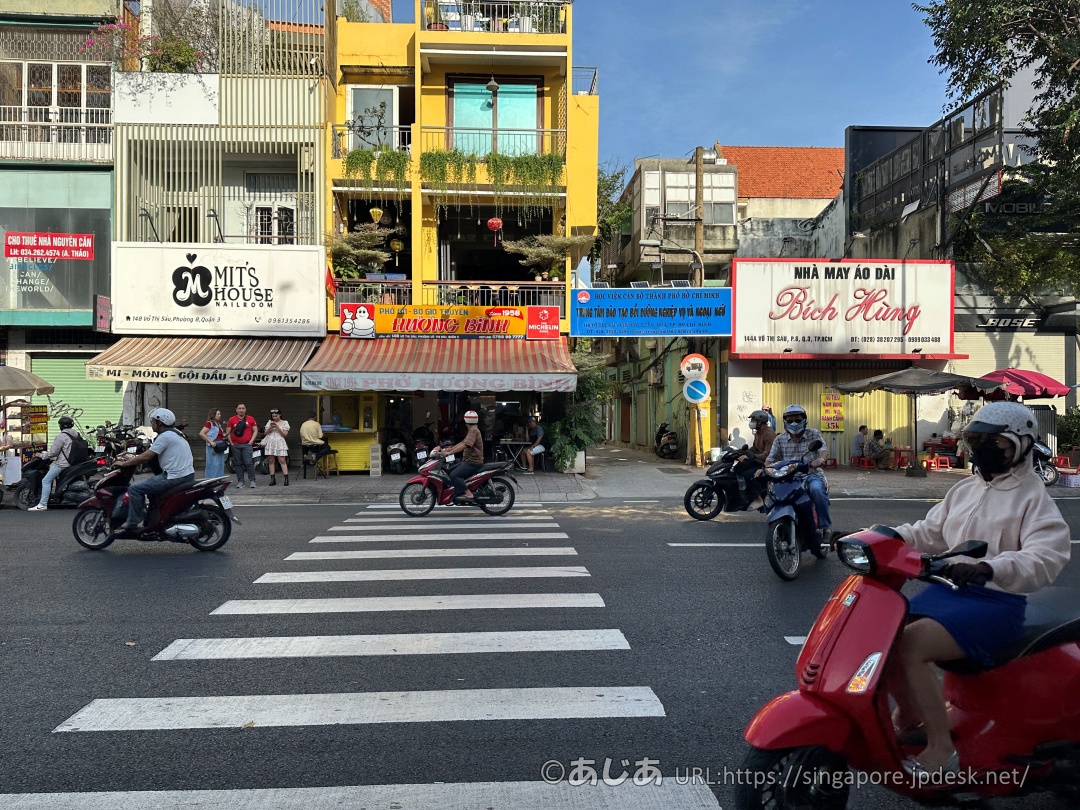 ミシュラン掲載店フォー フン ビンの前の大通り