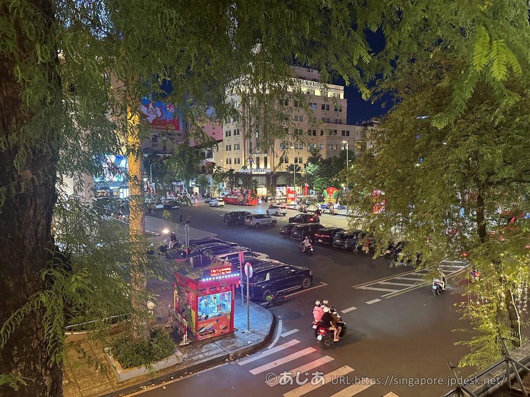 ホテル・コンチネンタル・サイゴン（Hotel Continental Saigon）の客室のバルコニーからの景色