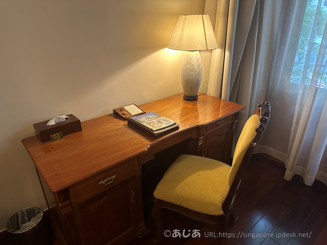 ホテル・コンチネンタル・サイゴン（Hotel Continental Saigon）の客室のデスク