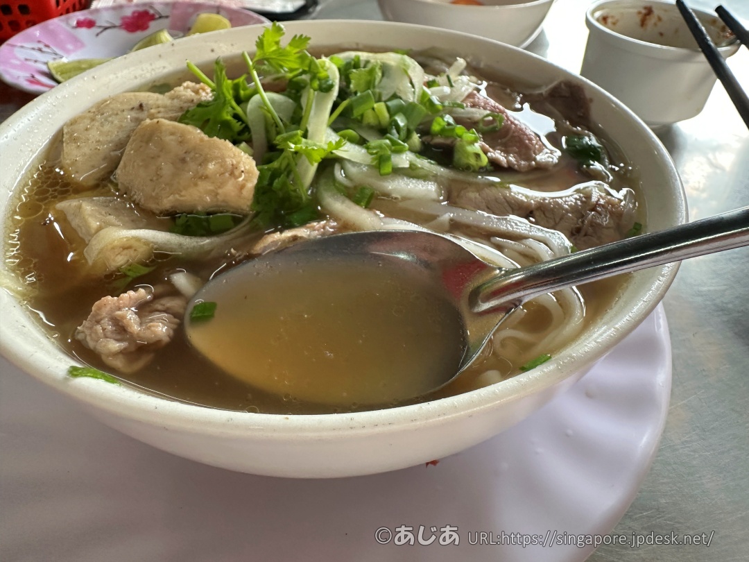 ミシュラン掲載店フォー・フォン（Phở Phượng）の牛肉のフォー（Phở Bò）のスープ