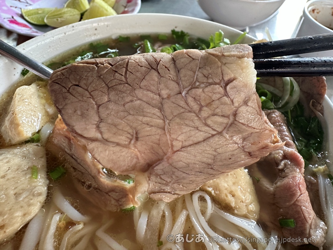 ミシュラン掲載店フォー・フォン（Phở Phượng）の牛肉のフォー（Phở Bò）の大きな牛肉