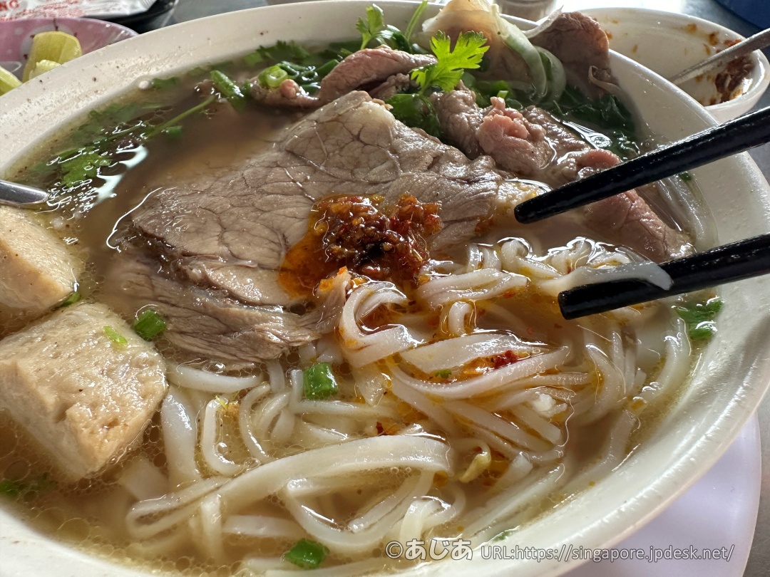 ミシュラン掲載店フォー・フォン（Phở Phượng）の牛肉のフォー（Phở Bò）のチリソース