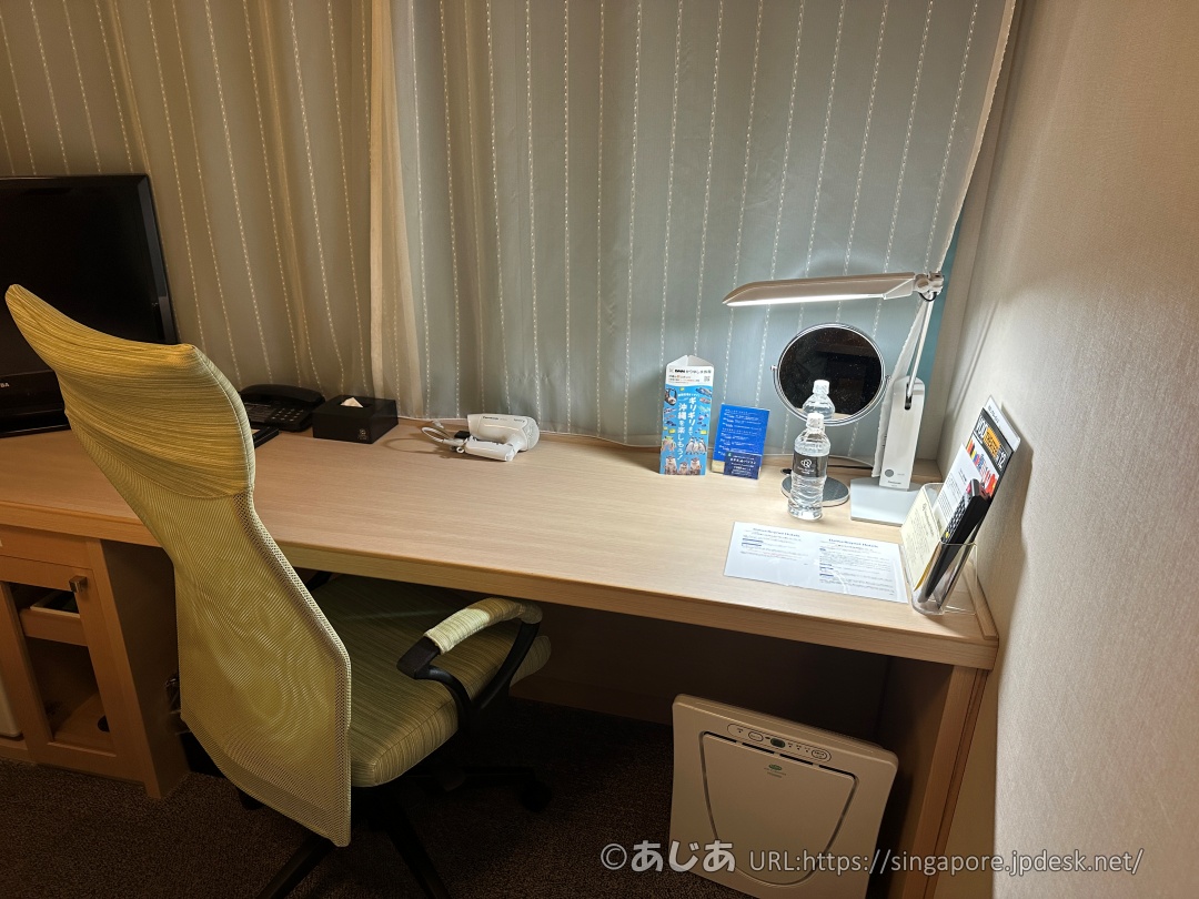 ダイワロイネットホテル那覇国際通りの客室のデスク周り