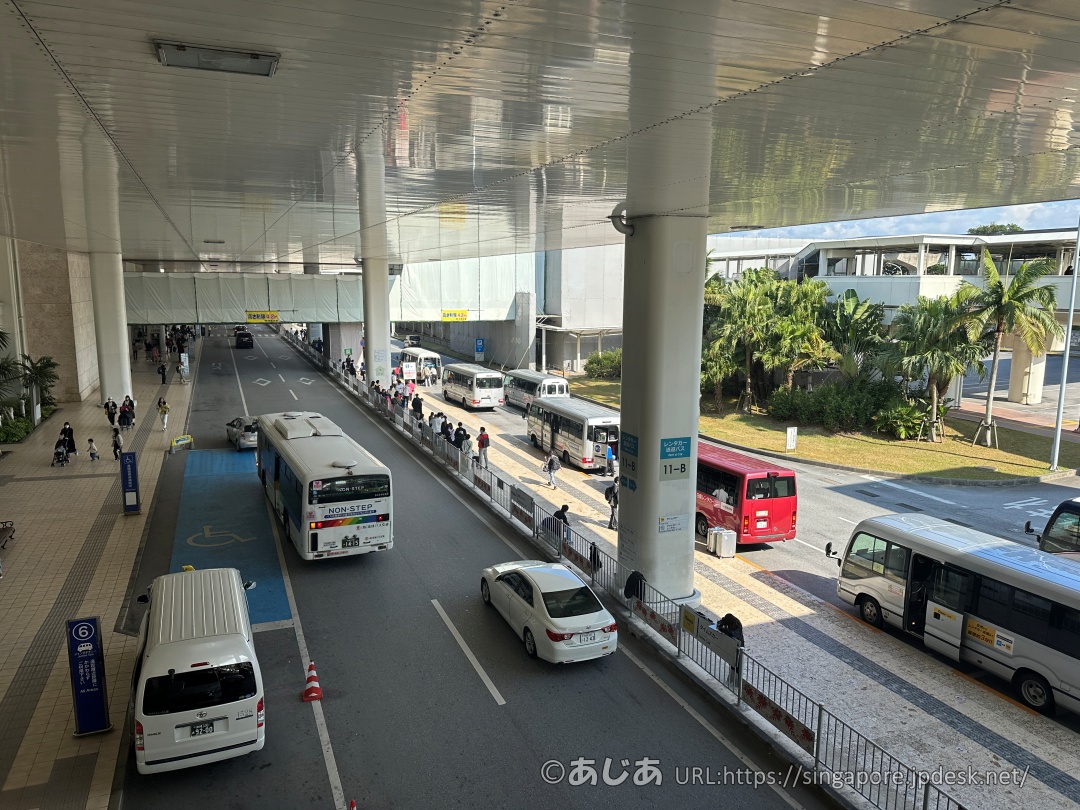 沖縄那覇空港のレンタカー屋さんへの送迎バスを待つ行列