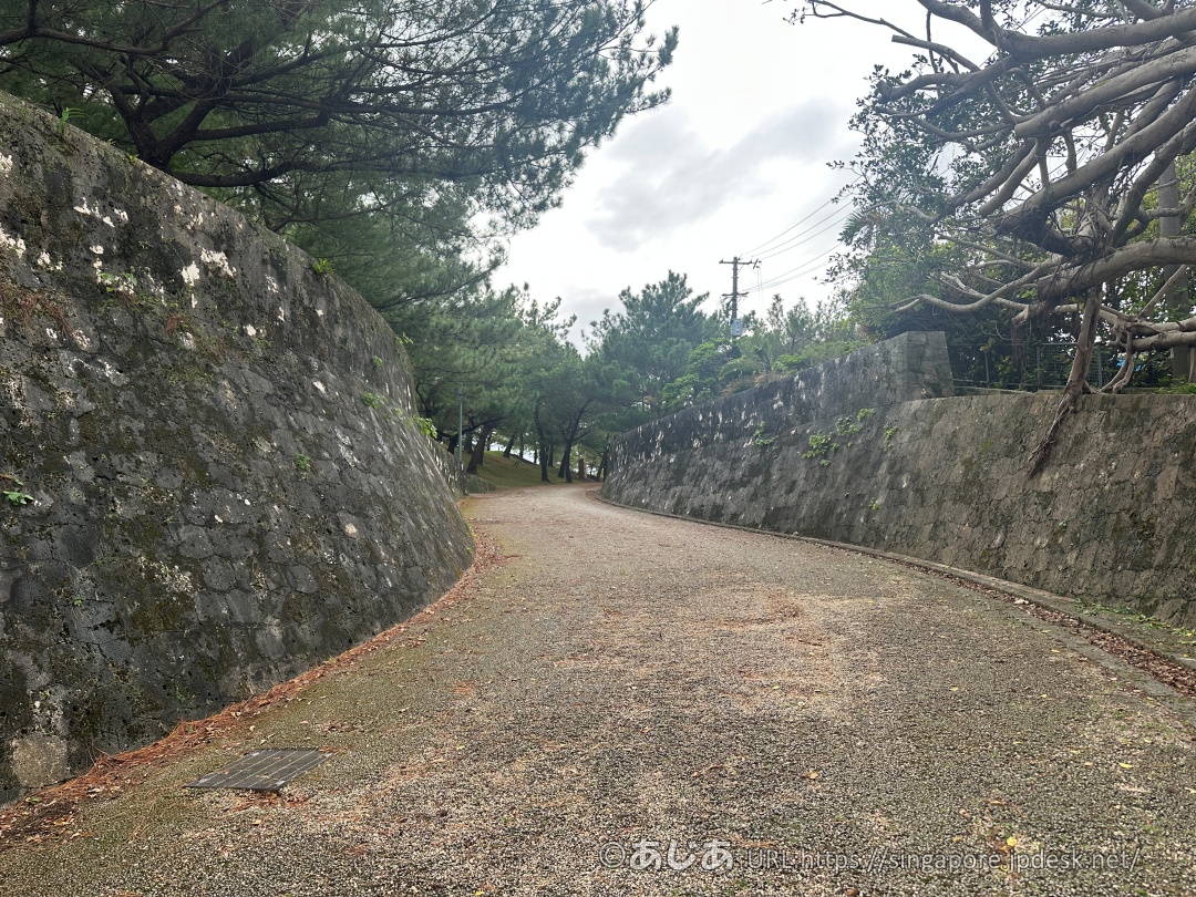 首里城へ向かう坂道(朱里駅から)