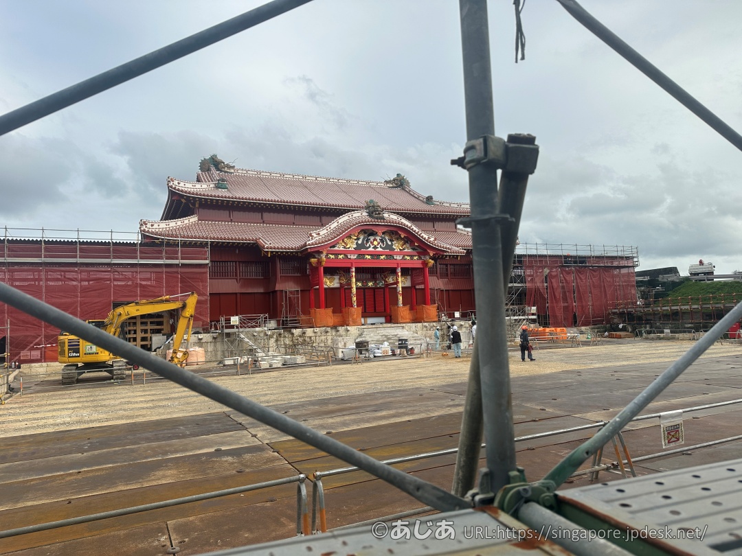 仮設壁越しに見える首里城正殿