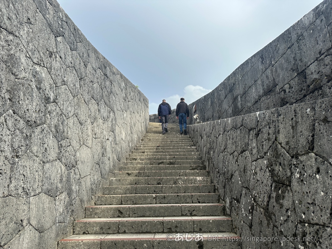 東のアザナへの階段