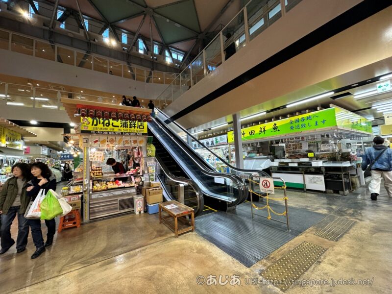 沖縄那覇の第一牧志公設市場の2階へのエスカレーター