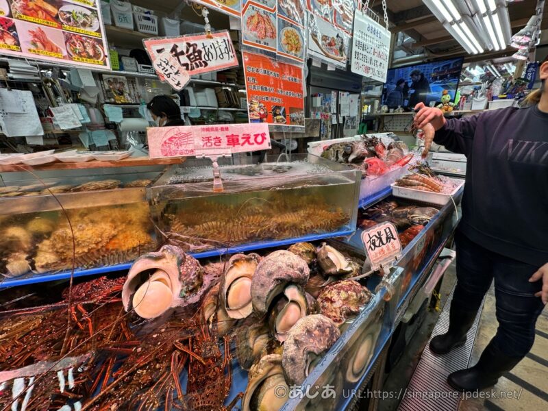 沖縄那覇の第一牧志公設市場の店頭での調理相談