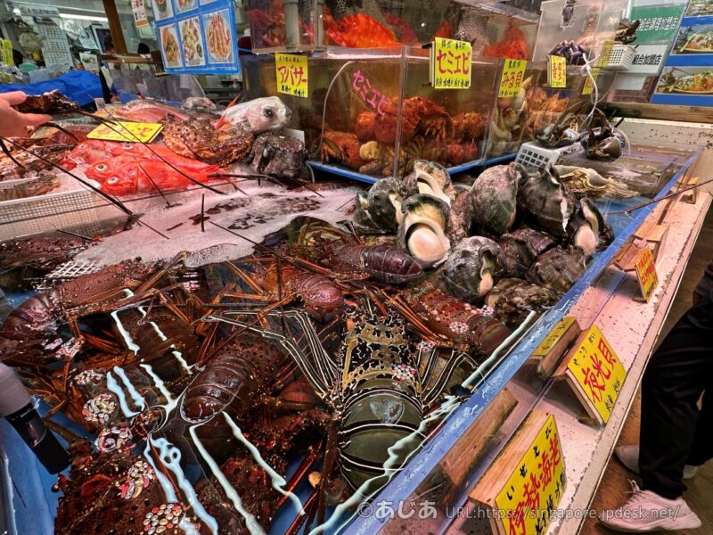 沖縄那覇の第一牧志公設市場の伊勢海老