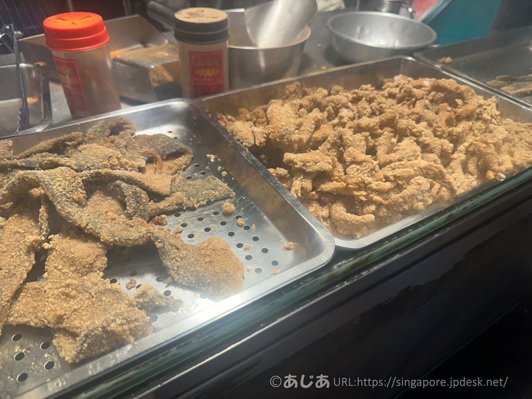 ショーケースに並べられたたっぷりのサバヒーの唐揚げ