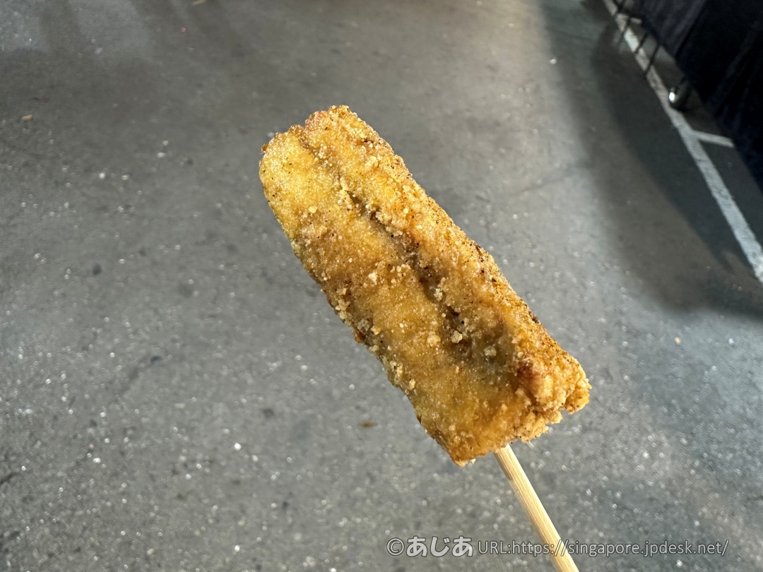 串に刺さったサバヒーの唐揚げのアップ写真