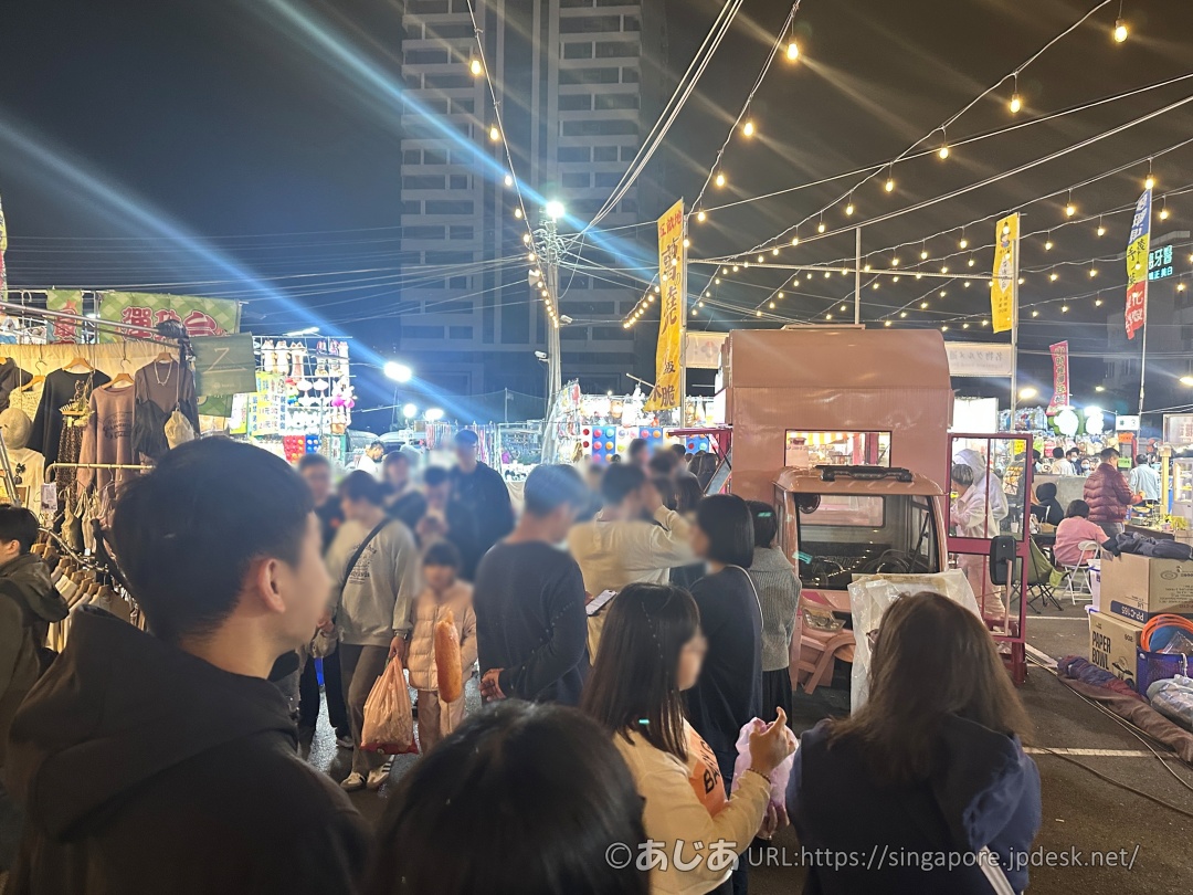 五畝地 薯の燒の屋台の前に並ぶ沢山のお客さん