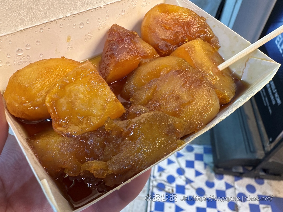 紙の箱にたっぷり入った、黄金色に輝くねっとりとした蜜地瓜(さつまいもの蜜煮)