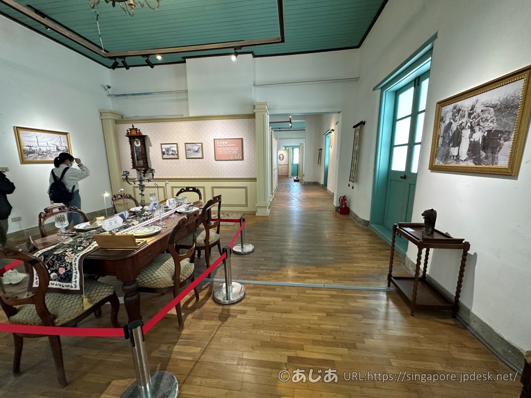 徳記洋行の内部。アンティークな家具が置かれたダイニングルームの再現展示