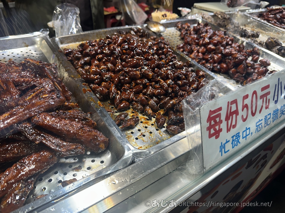 二師兄古早味滷味のショーケースに並ぶ鶏の心臓や手羽などの滷味