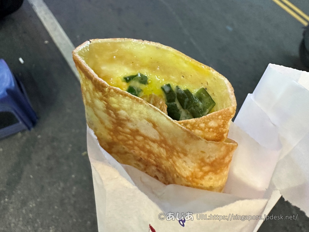 紙袋に入った焼き立ての明倫蛋餅。中にネギが見える