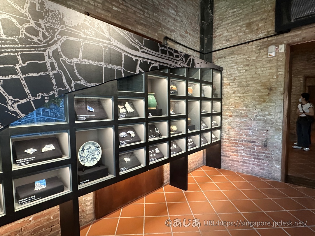 博物館内に展示されている陶磁器の破片などの歴史的資料