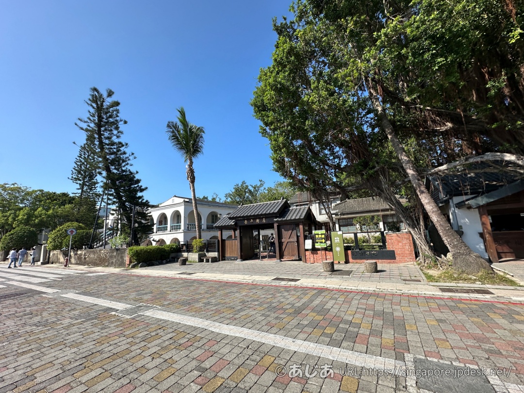 安平樹屋の入り口と石畳の通り、隣接する白い洋館(徳記洋行)