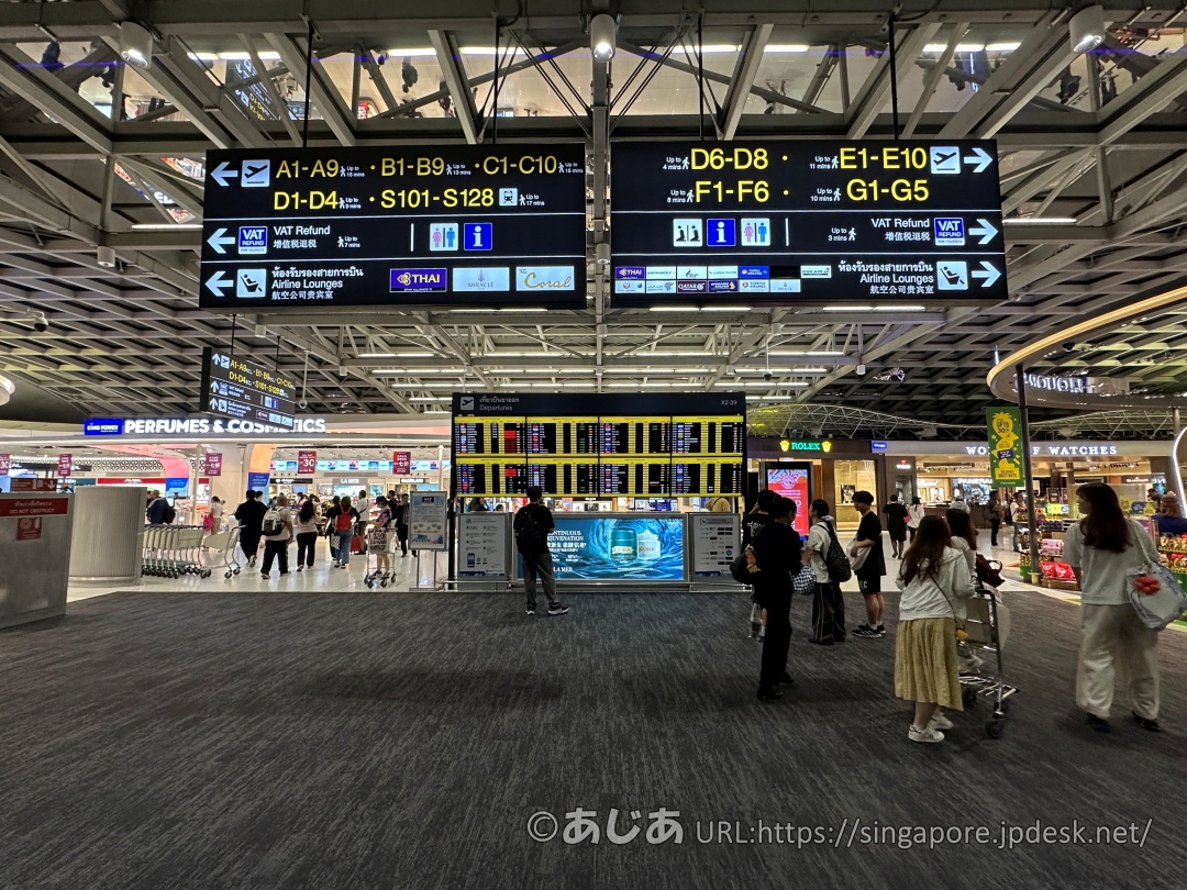 スワンナプーム空港内の天井に吊るされた黄色と白の文字の行き先案内板(A1-A9、B1-B9などコンコースを示す看板)