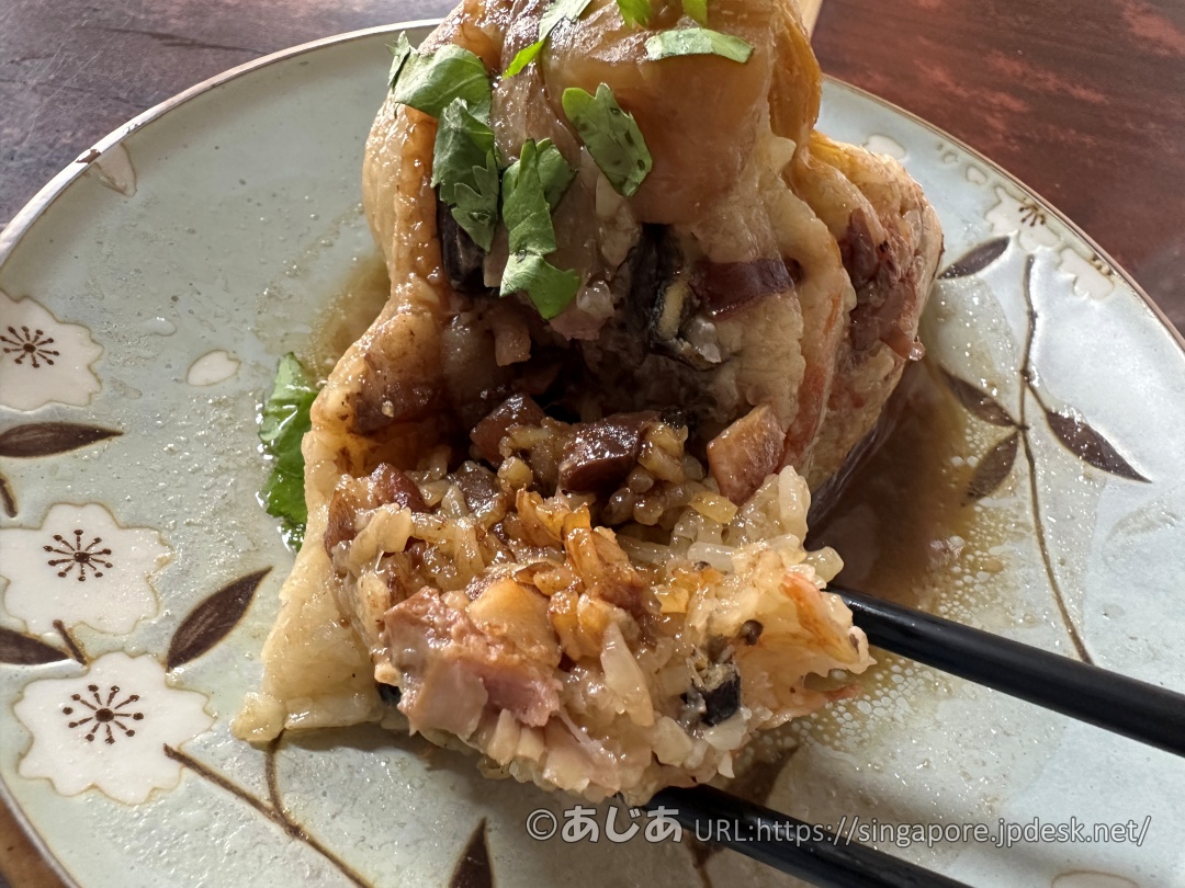 お箸で割った特製八寶肉粽の断面。豚肉や干しエビなどたっぷりの具材ともち米が混ざり合っている