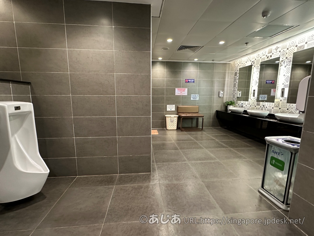 CIP Orchid Lounge内の清潔な男性用トイレの様子