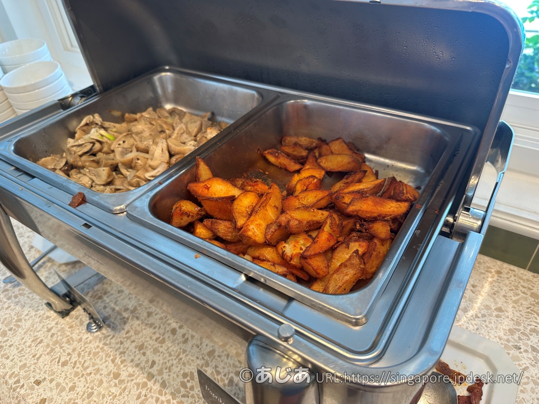 保温器にたっぷり入ったフライドポテトとマッシュルームソテー。