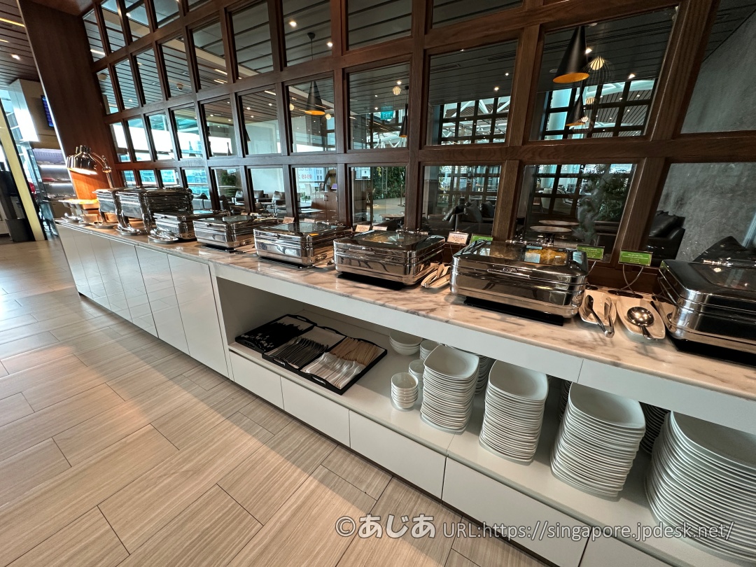 CIP Orchid Loungeのダイニングエリアに並ぶホットミール用の保温器