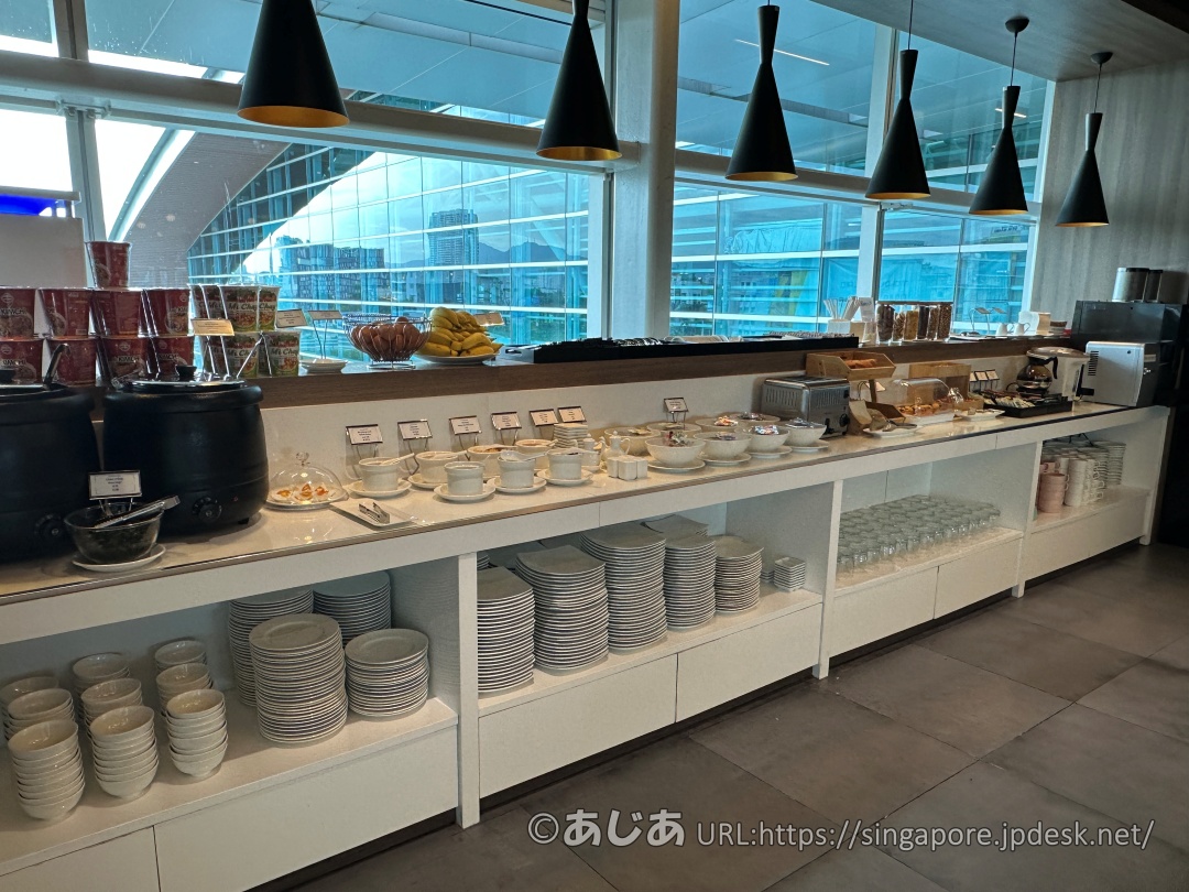 CIP Orchid Loungeのダイニングエリアに並ぶパン、カップ麺、スープ類