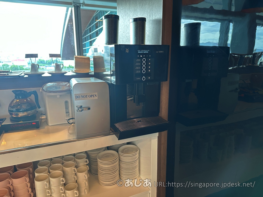 CIP Orchid Loungeのドリンクコーナーに設置されたコーヒーマシン