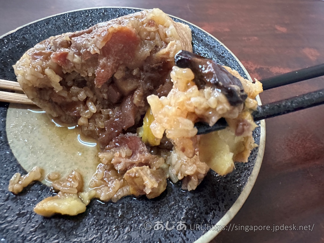 お箸で持ち上げた肉粽のもち米と豚肉、しいたけのアップ